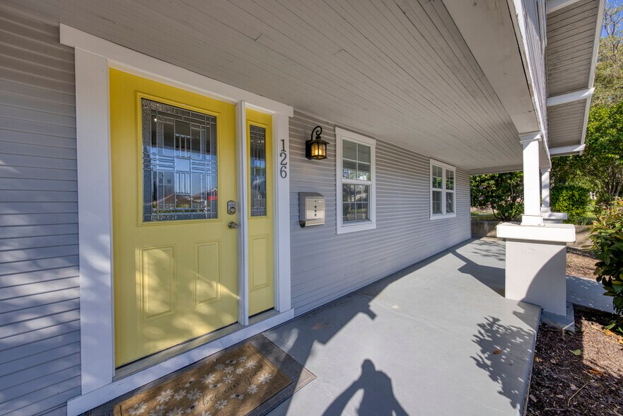 126 Grove St, Roseville, CA à vendre - Photo du bâtiment - Image 2 de 10
