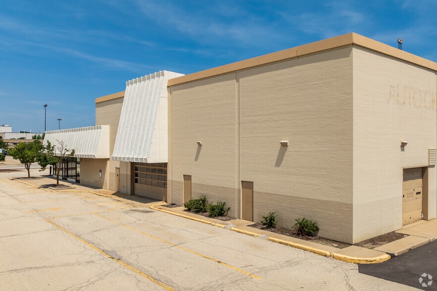 890 Perimeter Dr, Schaumburg, IL for sale - Building Photo - Image 3 of 5