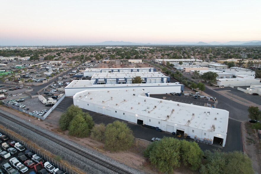 700 N Golden Key St, Gilbert, AZ à louer - Photo du bâtiment - Image 2 de 8