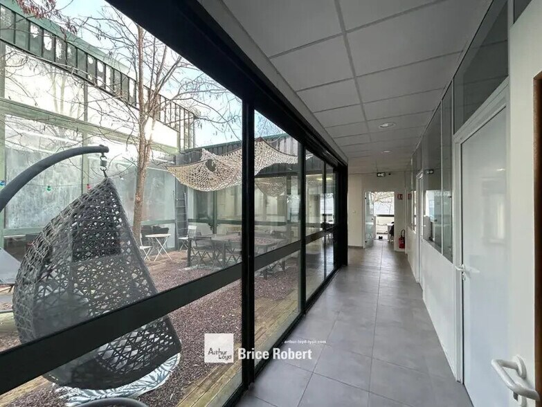 15 Rue Jean-Elysée Dupuy, Champagne-au-Mont-d'Or for lease - Interior Photo - Image 2 of 16