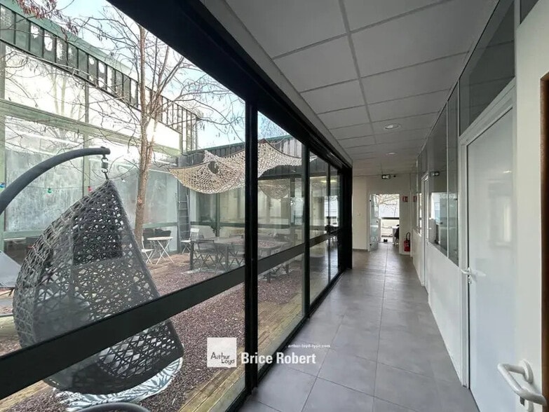 15 Rue Jean-Elysée Dupuy, Champagne-au-Mont-d'Or à louer - Photo intérieure - Image 2 de 16