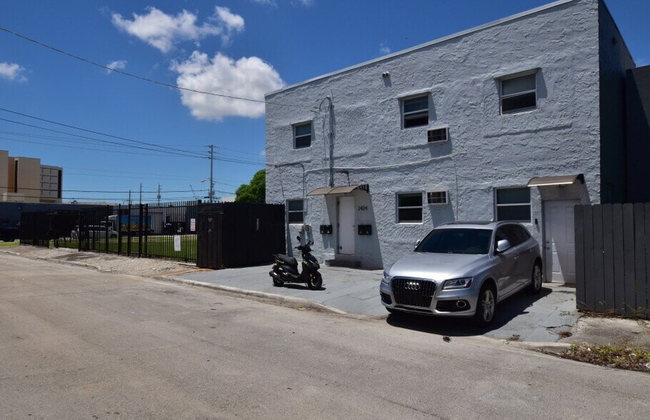 2429 NW 7th Pl, Miami, FL à vendre - Photo du bâtiment - Image 2 de 9