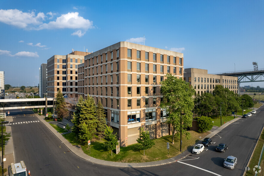 1000 Rue De Sérigny, Longueuil, QC à louer - Photo principale - Image 1 de 7