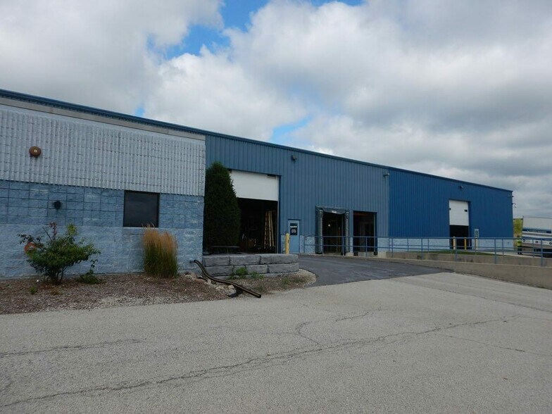 8624-8626 Hollander Dr, Franksville, WI à vendre - Photo du bâtiment - Image 3 de 13