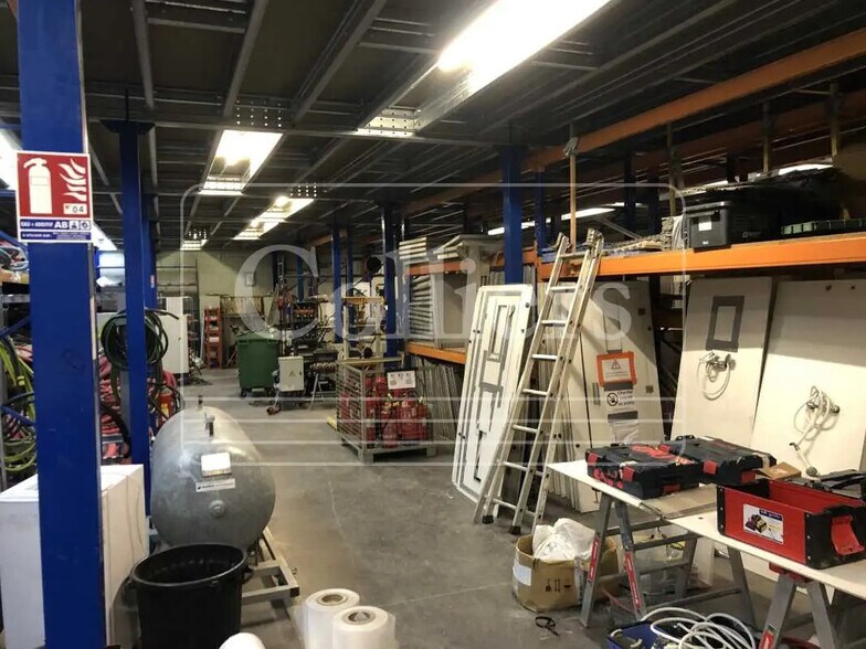 Flex in Aubagne for lease - Interior Photo - Image 2 of 4