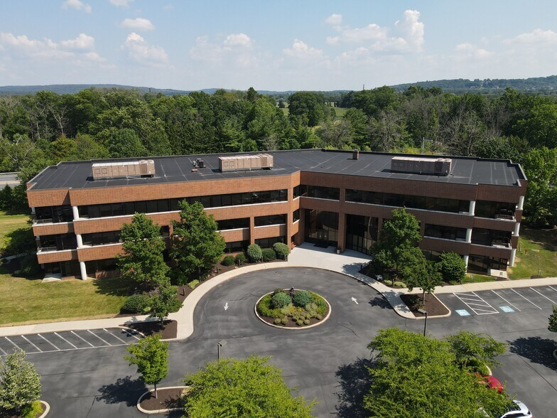 3773 Corporate Pky, Center Valley, PA for lease - Building Photo - Image 2 of 7