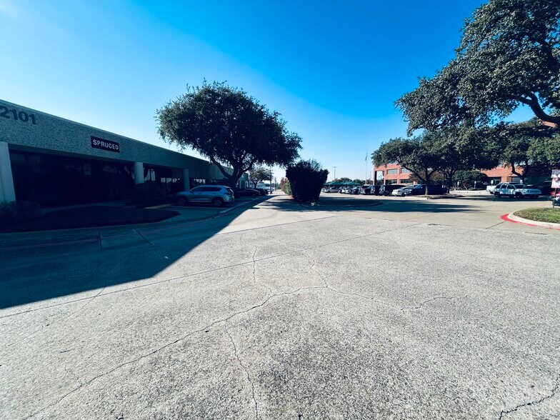 2101 Midway Rd, Carrollton, TX à louer - Photo du bâtiment - Image 2 de 13