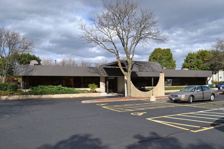 1425 N McLean Blvd, Elgin, IL à vendre - Photo du bâtiment - Image 3 de 18