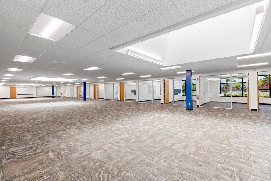 6607-6657 Kaiser Dr, Fremont, CA à louer - Photo du bâtiment - Image 2 de 14