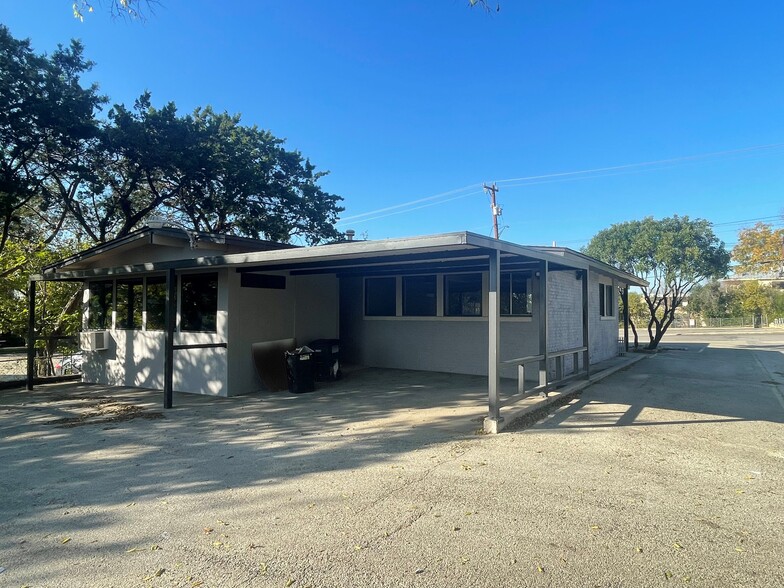 614 W French Pl, San Antonio, TX for lease - Building Photo - Image 2 of 5