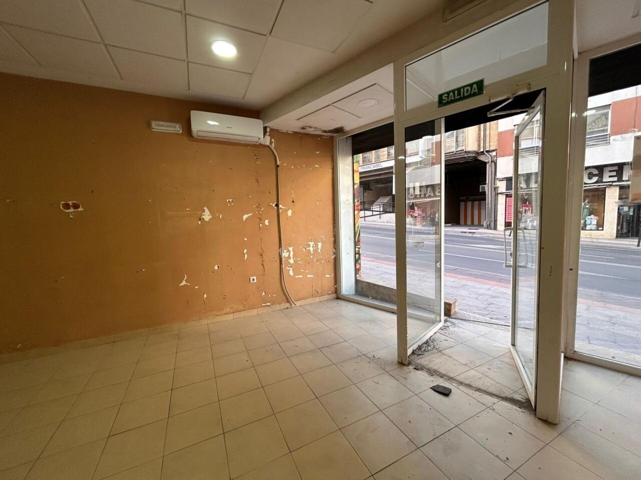 Retail in Cuenca, Cuenca for lease Interior Photo- Image 1 of 10