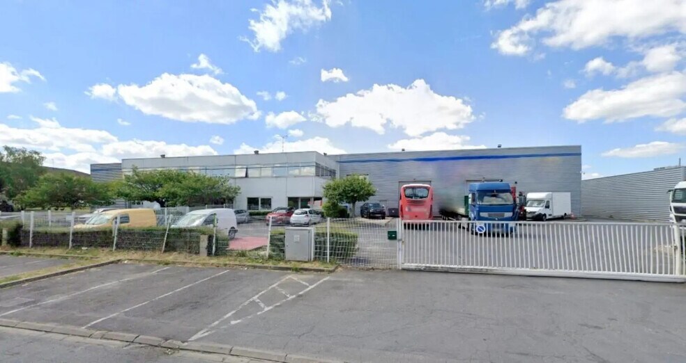 Industrial in Pierrelaye for lease - Building Photo - Image 1 of 7