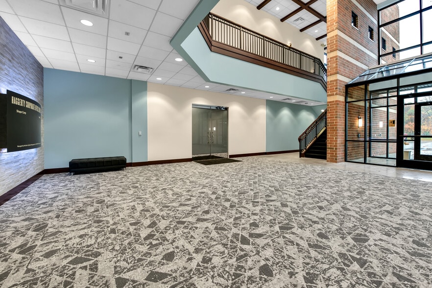 28175 Cabot Dr, Novi, MI à louer - Photo intérieure - Image 2 de 10