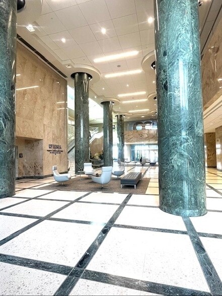 841 Prudential Dr, Jacksonville, FL à louer - Photo du bâtiment - Image 3 de 11