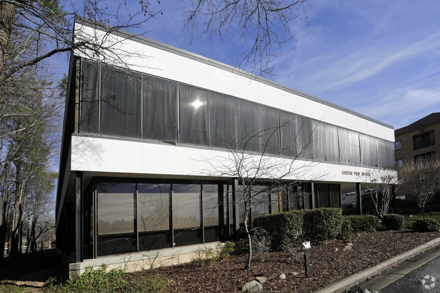 2726 Croasdaile Dr, Durham, NC à louer - Photo du bâtiment - Image 2 de 10