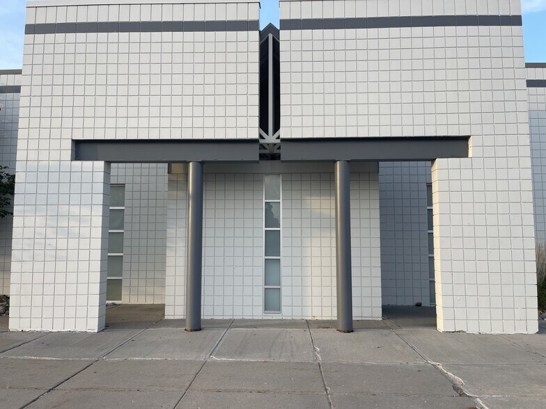 6210 Abbott Dr, Omaha, NE à vendre - Photo du bâtiment - Image 2 de 15