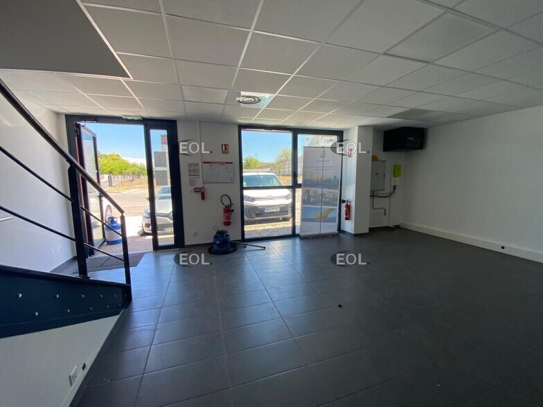 Flex in Gignac-la-Nerthe for lease - Interior Photo - Image 2 of 4