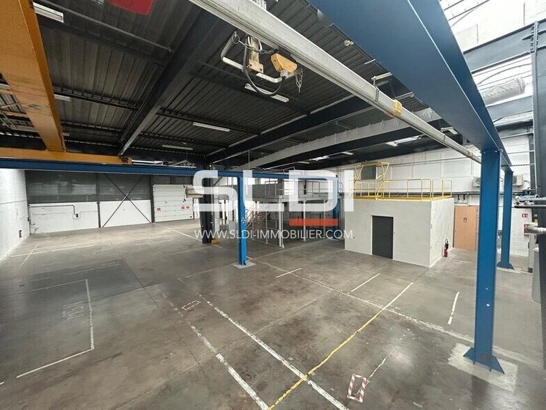 Flex in Dardilly for lease - Interior Photo - Image 3 of 18