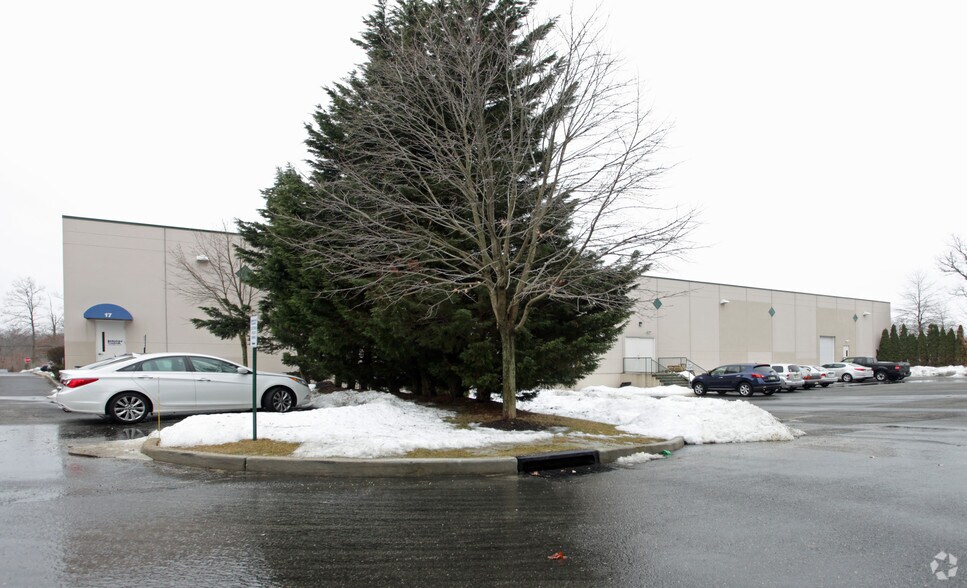 17-21 Christopher Way, Eatontown, NJ à louer - Photo du bâtiment - Image 2 de 5