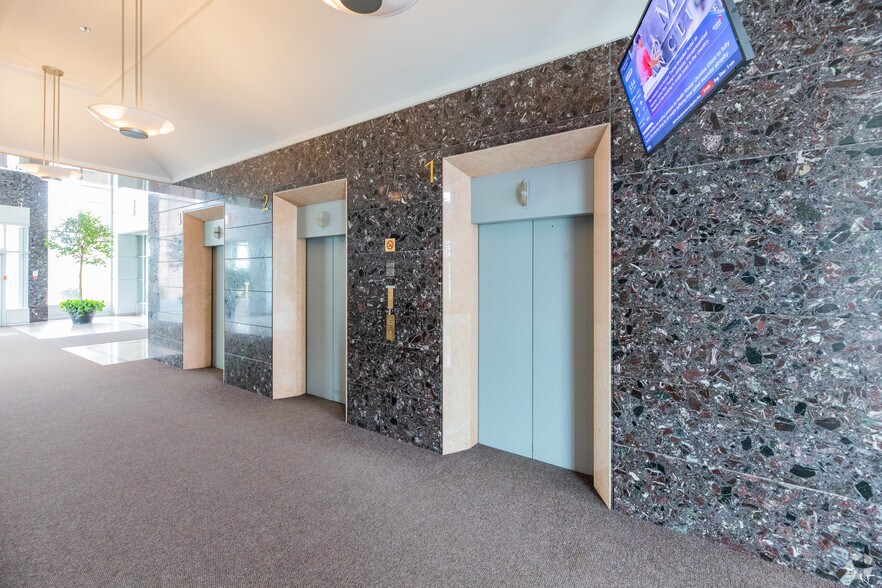 350 Burnhamthorpe Rd W, Mississauga, ON for lease - Lobby - Image 3 of 6