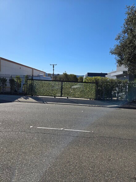 1616 E Los Angeles Ave, Simi Valley, CA à louer - Photo du bâtiment - Image 3 de 15