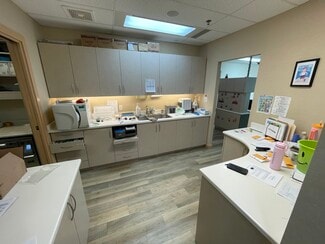 More details for 22470 Dewdney Trunk Rd, Maple Ridge, BC - Office for Lease