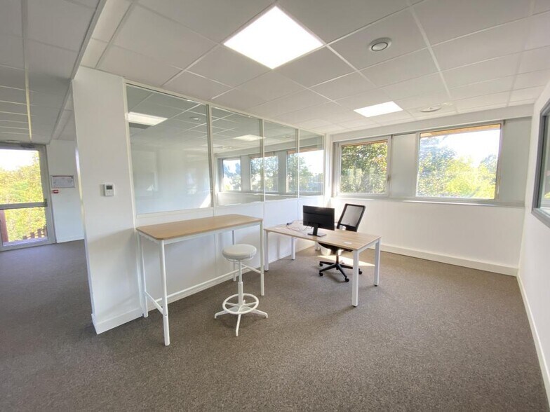 7 Rue Maryse Bastié, Bron for lease - Interior Photo - Image 2 of 6
