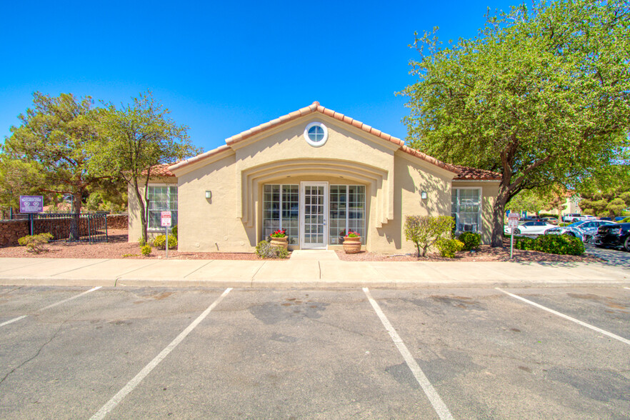 945 S Mesa Hills Dr, El Paso, TX for sale - Building Photo - Image 1 of 1