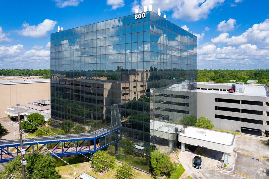 800 Peakwood Dr, Houston, TX à louer - Photo du bâtiment - Image 2 de 19