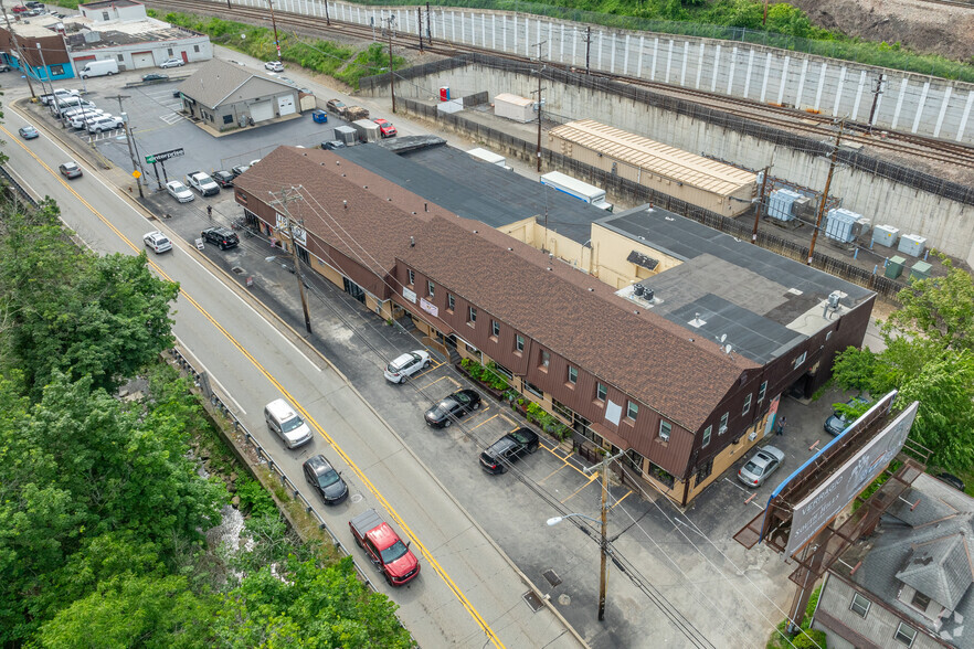 2544-2546 Library Rd, Pittsburgh, PA à louer - Photo du bâtiment - Image 3 de 15