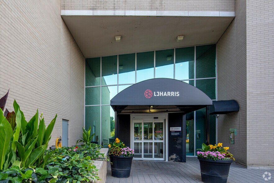 649 North Service Rd, Burlington, ON à vendre - Photo du bâtiment - Image 3 de 7