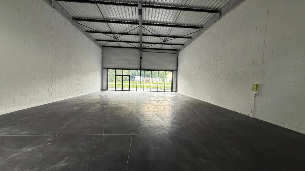 Industrial in Saint-Denis-lès-Bourg for sale - Interior Photo - Image 3 of 6