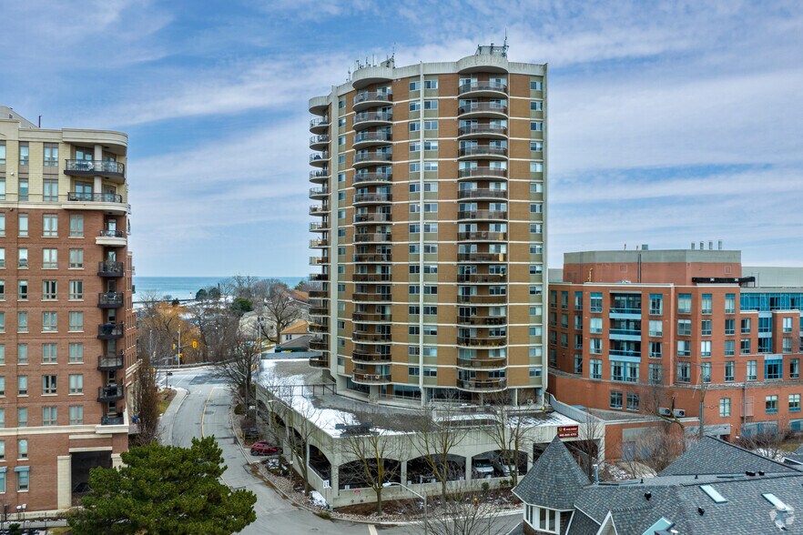 6 John St, Oakville, ON à louer - Photo du bâtiment - Image 2 de 19