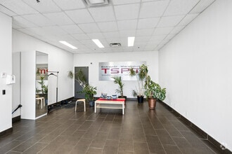 1710 Rte Transcanadienne, Dorval, QC à louer Hall d’entrée- Image 1 de 13