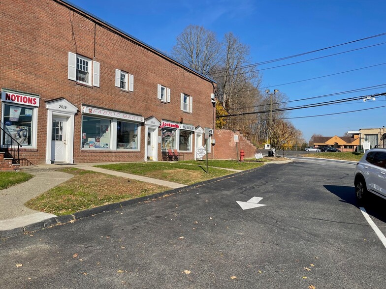 2019-2025 Crompond Rd, Yorktown Heights, NY à vendre - Photo du bâtiment - Image 1 de 1