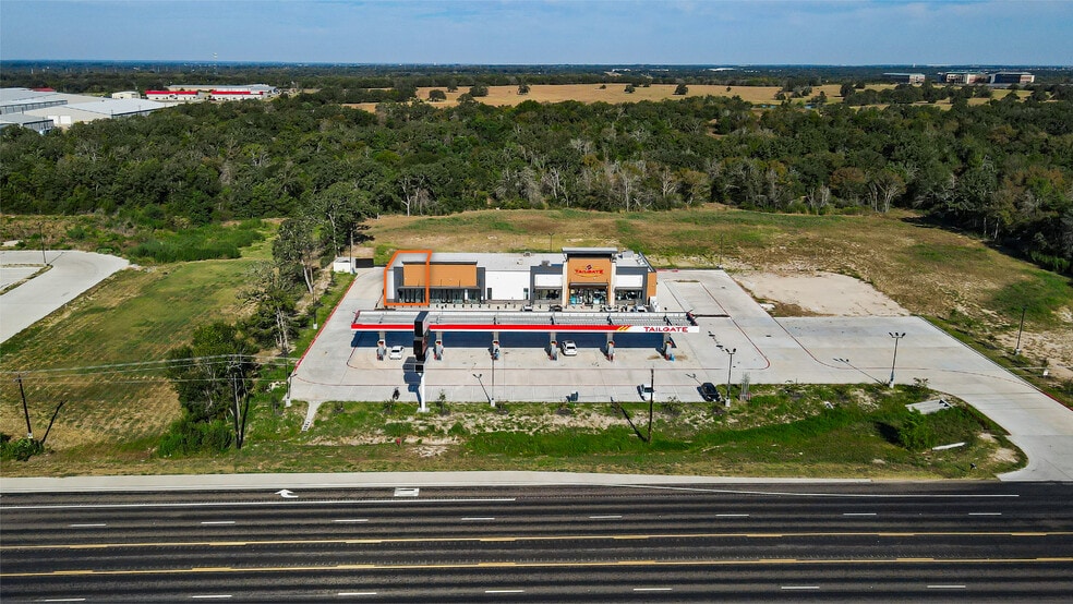 5688 Raymond Stotzer Pkwy, College Station, TX for lease - Building Photo - Image 3 of 8