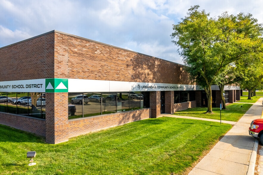 11100-11190 Aurora Ave, Urbandale, IA for lease - Primary Photo - Image 1 of 5