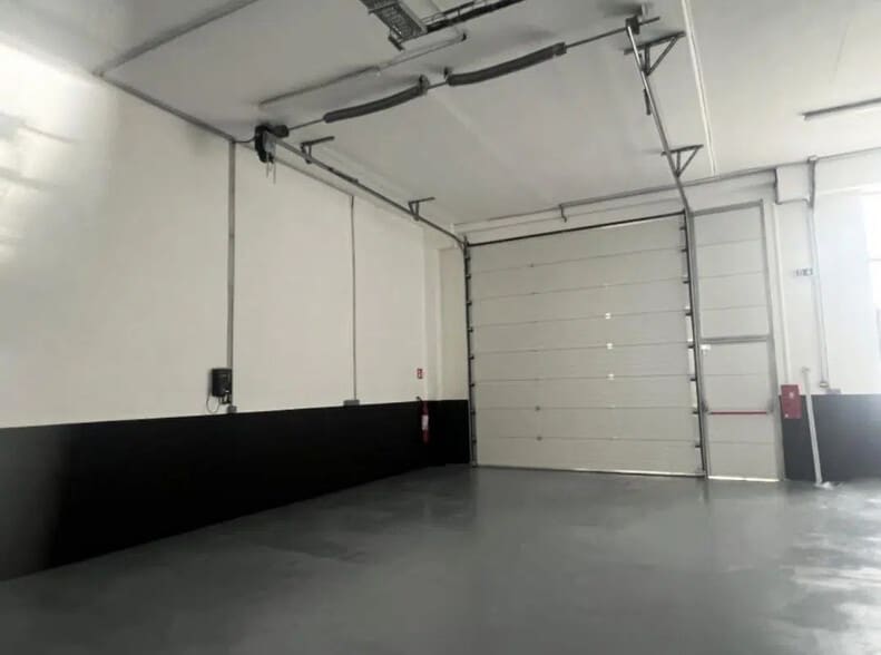 Office in Villejuif for lease - Interior Photo - Image 2 of 8