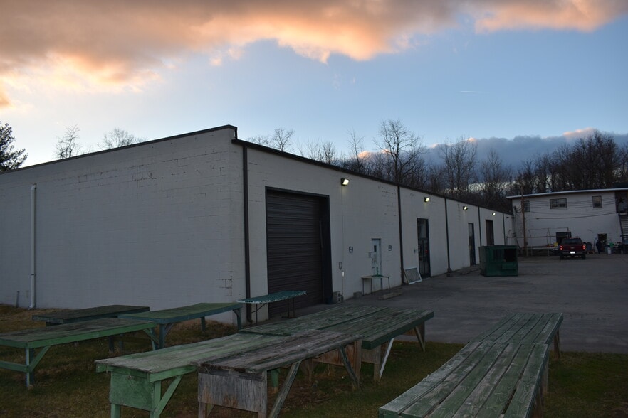 197 Halltown Rd, Harpers Ferry, WV à louer - Photo du bâtiment - Image 2 de 4