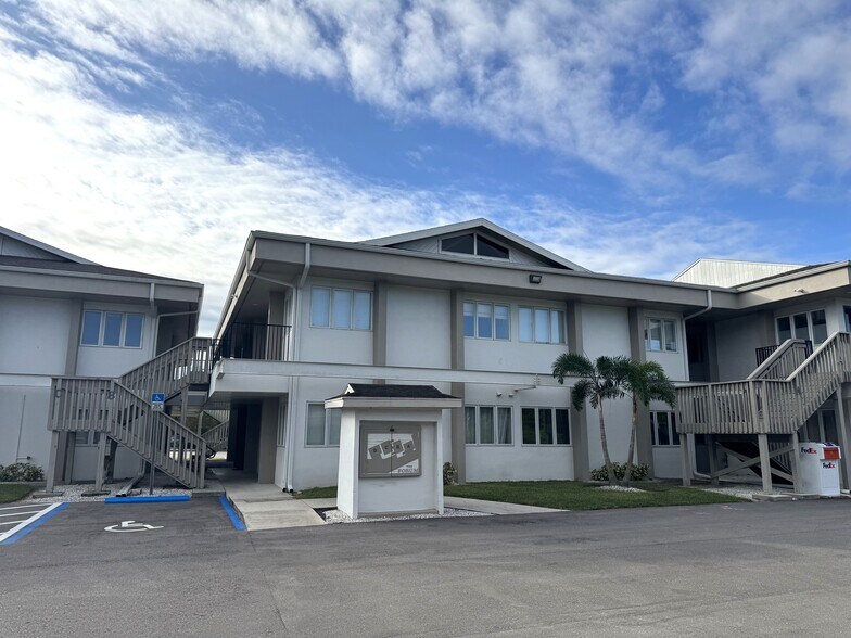 1705 Colonial Blvd, Fort Myers, FL à louer - Photo du bâtiment - Image 1 de 19