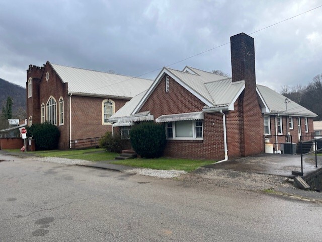 104 Frazier St, Cumberland, KY for sale - Building Photo - Image 2 of 10