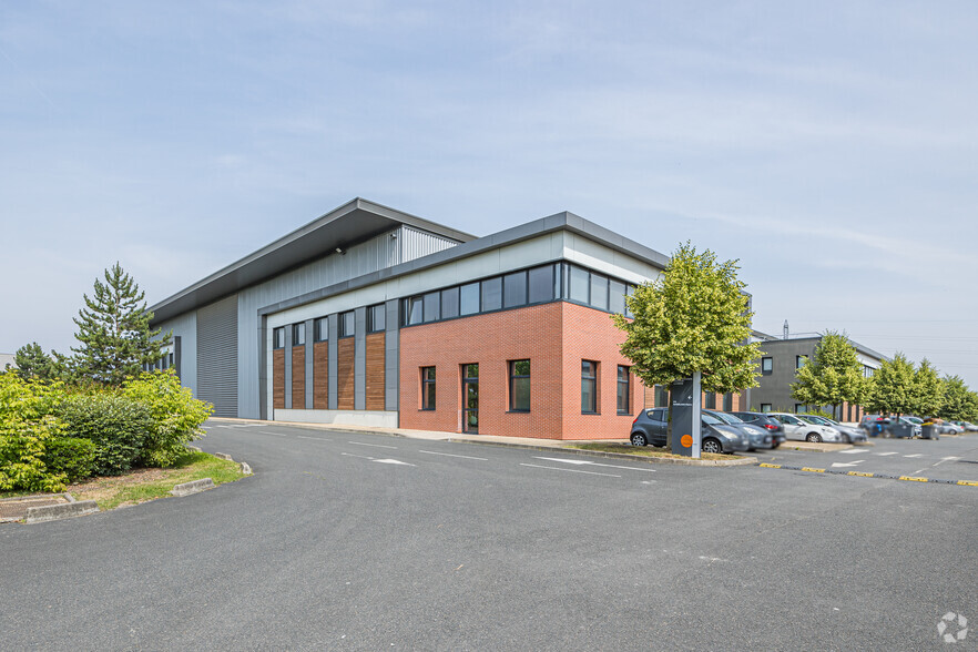Rue Du Commandant D'Estienne D'Orves, Villeneuve-la-Garenne for lease - Building Photo - Image 2 of 2