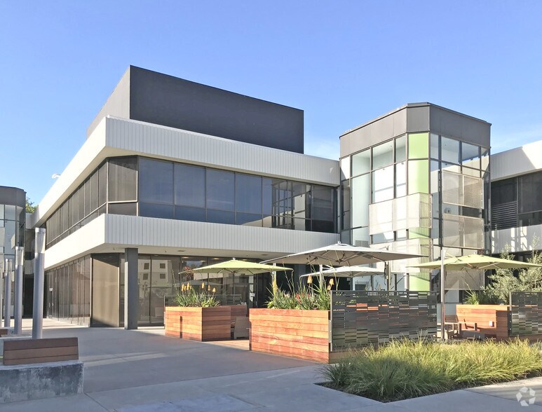 10050 N Wolfe Rd, Cupertino, CA à louer - Photo du bâtiment - Image 3 de 10