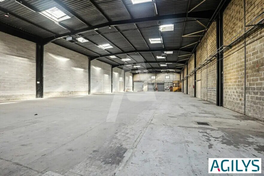 Industrial in Morangis for lease - Interior Photo - Image 1 of 8