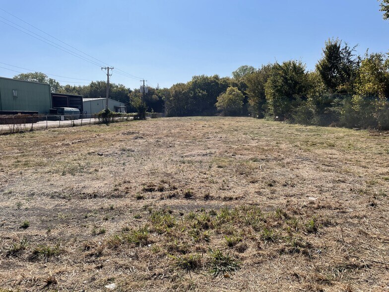 912 E Walnut St, Garland, TX à louer - Photo du bâtiment - Image 3 de 6