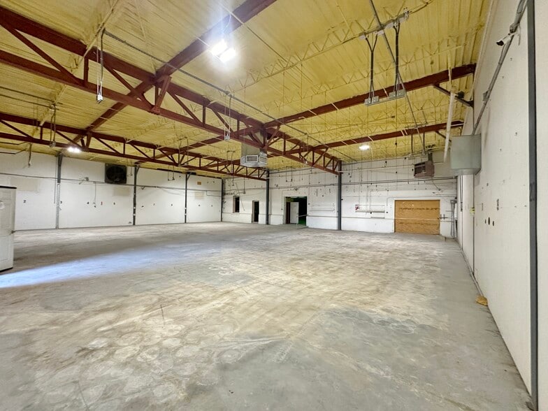 1210 NW 4th St, Oklahoma City, OK for lease - Interior Photo - Image 2 of 4