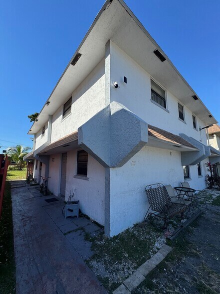 1741 SW 40th Ter, Fort Lauderdale, FL à vendre - Photo du bâtiment - Image 2 de 18