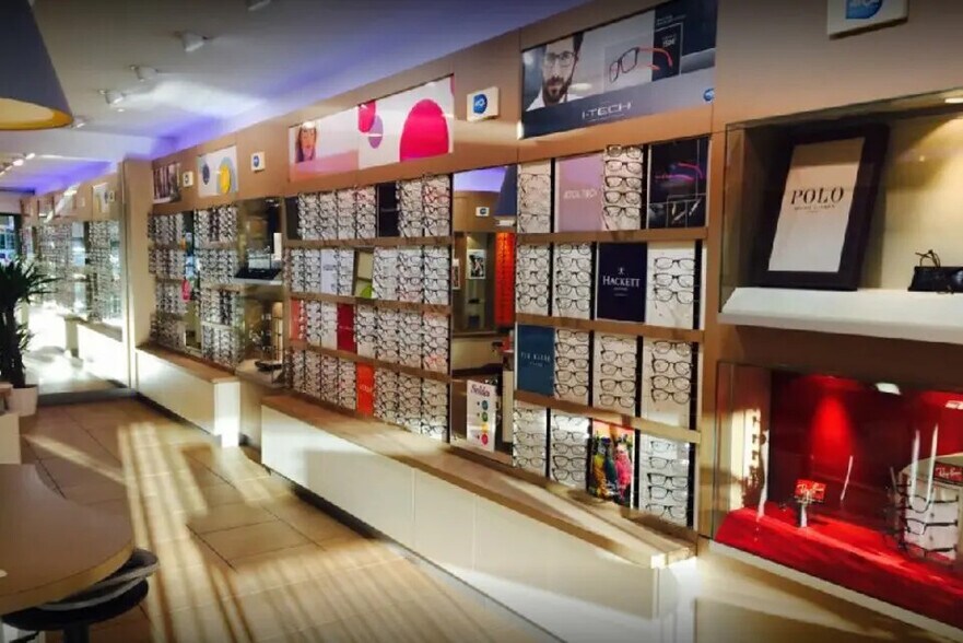 Retail in Bron for sale - Interior Photo - Image 2 of 3