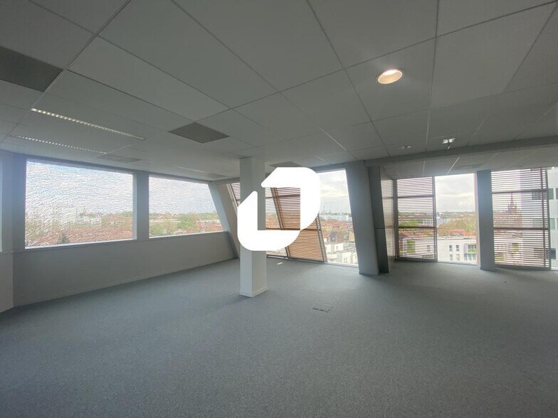 Office in Lille for lease - Building Photo - Image 1 of 8