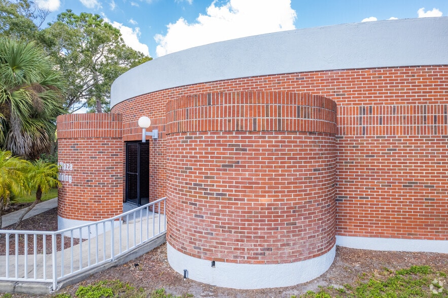 3001 Eastland Blvd, Clearwater, FL for lease - Primary Photo - Image 2 of 6